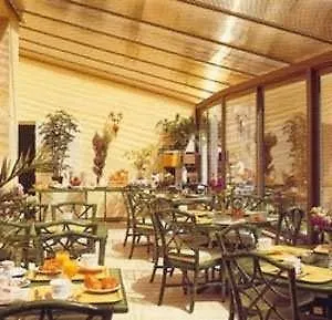 Churchill Centre فندق 3*