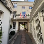 מלון Churchill Centre 3*