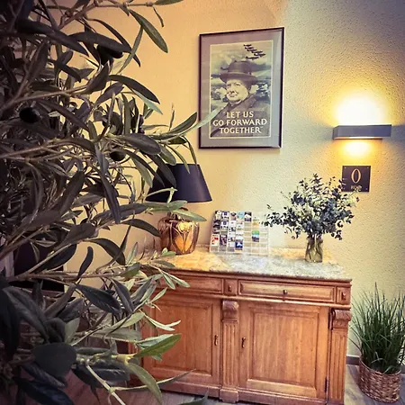 Churchill Centre Отель