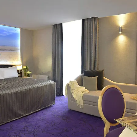 Отель Churchill Centre 3*